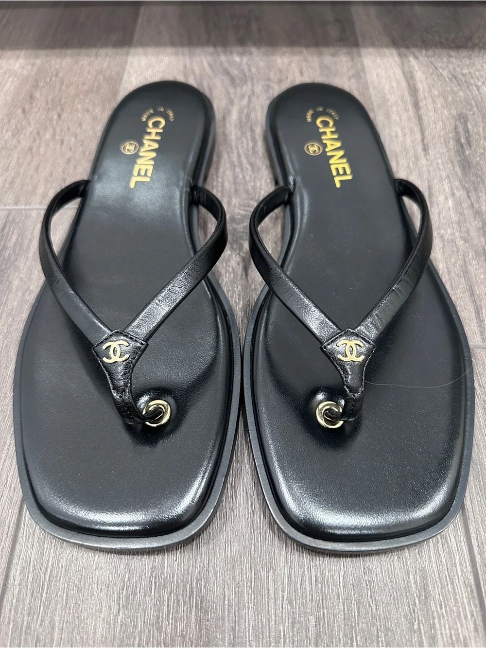 2026 CHANEL Black leather GOLD CC Logo FLIP FLOP Slides Flat Sandals 41.5C BLAZY